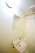 ★鏡付きの洗面台です★