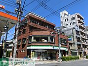 ファミリーマート東日暮里六丁目店 徒歩5分。コンビニ 400m