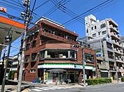 ファミリーマート東日暮里六丁目店 269m