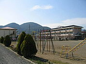 小学校「上田市立川西小学校まで388m」