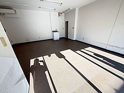 メゾンヨシエ 102 1階ワンルームのリビング/ダイニング