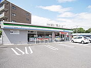 ファミリーマート 足立青井店（74m）
