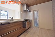 アクセントクロスとポップアップ天井が印象的な家族の会話も弾む、開放感溢れる、薄型レンジレンジフード、食洗機付きキッチン、床下収納、キッチンに脇お可動棚付パントリー収納付。便利な勝手口ございます。