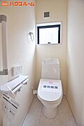 2階シャワートイレ、勿論1階にも同仕様トイレがございます。