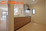 家族の会話も弾む、開放感溢れる対面キッチン、床下収納庫付き。