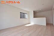 同仕様、開放感溢れる対面キッチンのLDK施工例です。