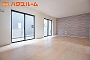 アクセントクロスが映える、南側に間口が広く、陽当たり良好な、解放感溢れる対面キッチンのLDK19帖、キッチン脇いパントリー収納ございます。