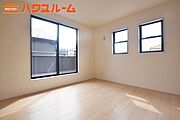 ２階、陽光と清風を運ぶ、南向きで陽当たり良好なバルコニーに面した洋室７帖、1間のクローゼット2箇所付です。