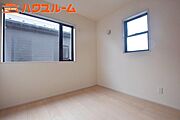 ２階、南向きで陽当たり良好な、洋室4.5帖、ウォークインクローゼット付きです。