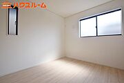 2階、洋室5.2帖、2箇所のクローゼット付きです。