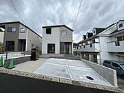 お友達をたくさん呼べるゆとりの駐車スペース