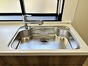 水道一体型の浄水器。ボタン一つで切替可能水回りもすっきり