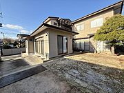 南向きで陽当たりの良い庭。家庭菜園やお子さまの外遊びスペースとしても楽しめます。