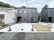 敷地には外物置やバイク・自転車を置けるスペースもあり、車3台の駐車にも対応。