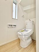 《設備：ウォシュレット付きトイレ》1F・2Fトイレ設置！窓付で換気はもちろん、明るい印象に