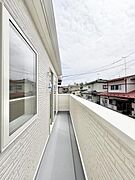「南から明るい光が射し込む陽だまり空間」