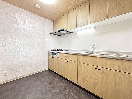 家族の会話がはずむキッチン。お子さまの様子を見守りながら料理できます