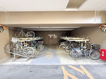 「駐輪場は屋根付きなので雨から自転車を守ります」