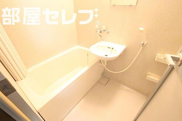 画像4:洗面台とお風呂