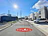 外観：前面道路写真 　　　平日の案内も可能です 　お気軽にお問い合わせください 