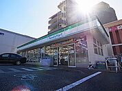 ファミリーマート（243m）