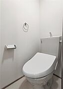 温水洗浄便座付きのトイレです。