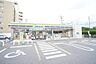 周辺：コンビニ「ミニストップ津栗真町屋店まで104ｍ」