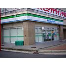 コンビニ「ファミリーマート津駅西店まで523ｍ」