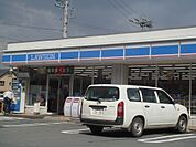コンビニ「ローソン津一身田店まで932ｍ」