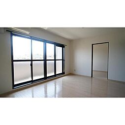 ロイヤルサイト 101 1階2LDKのリビング/ダイニング