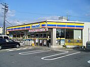 コンビニ「ミニストップ菰野店まで585ｍ」