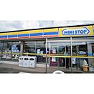 コンビニ「ミニストップ菰野町大強原店まで324ｍ」