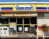 コンビニ「ミニストップ名四川越店まで563ｍ」