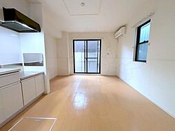 フレイム パーク イースト 1階1LDKのリビング/ダイニング