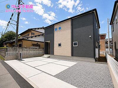 外観:3号棟の外観。落ち着いたデザインと駐車スペースを備えた、暮らしやすい住まいです。 外観:3号棟の外観。落ち着いたデザインと駐車スペースを備えた、暮らしやすい住まいです。