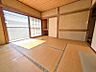 寝室：窓も大きく南庭を眺められる和室