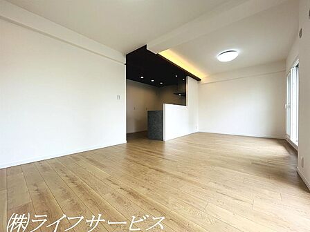 リビングルーム/広々17.5帖!キッチン上部と壁沿いの照明がポイント!