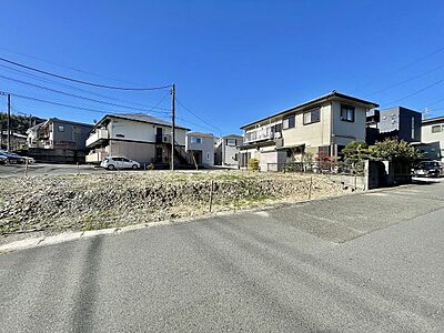 外観：閑静な住宅街につき、子育て環境・住環境良好です。東西の両面道路に接道しており、陽当たり・通風良好です。建築条件なし売地のため、お好きなハウスメーカー・工務店で建築可能です！