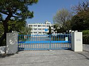 半田小学校まで徒歩8分。