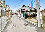 道を曲がると物件があります