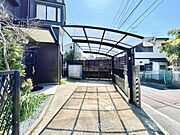 カーポート付きの駐車場です、ぜひ現地にて、実際の広さや開放感をお確かめください。