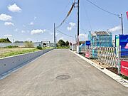 前面道路です、ぜひ現地にて、実際の広さや開放感をお確かめください。