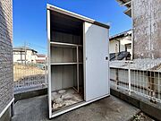 お庭には倉庫があります、ぜひ現地にて、実際の広さや開放感をお確かめください。