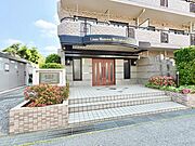 マンション入口です、ぜひ現地にて、実際の広さや開放感をお確かめください。