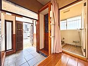 レトロな雰囲気のある玄関（CGにより家具を消した画像です）ぜひ現地にて、ご体感ください。