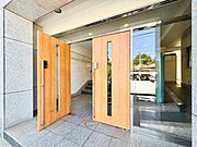 マンションの入り口です、ぜひ現地にて、実際の広さや開放感をお確かめください。