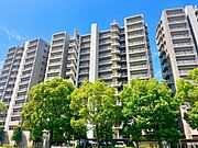 マンションの外観写真です、ぜひ現地にて、実際の広さや開放感をお確かめください。
