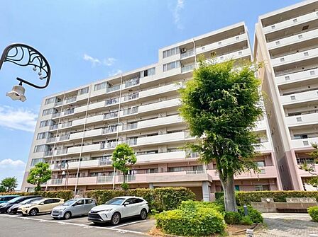 マンションの外観写真です、ぜひ現地にて、実際の広さや開放感をお確かめください。