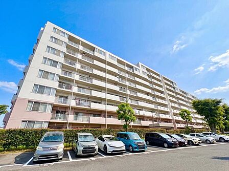 マンションの外観写真です、ぜひ現地にて、実際の広さや開放感をお確かめください。