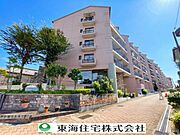 青空に映える美しい外観。落ち着いた住環境と、永く住み続けたくなる質の高さを現地で体感してください。